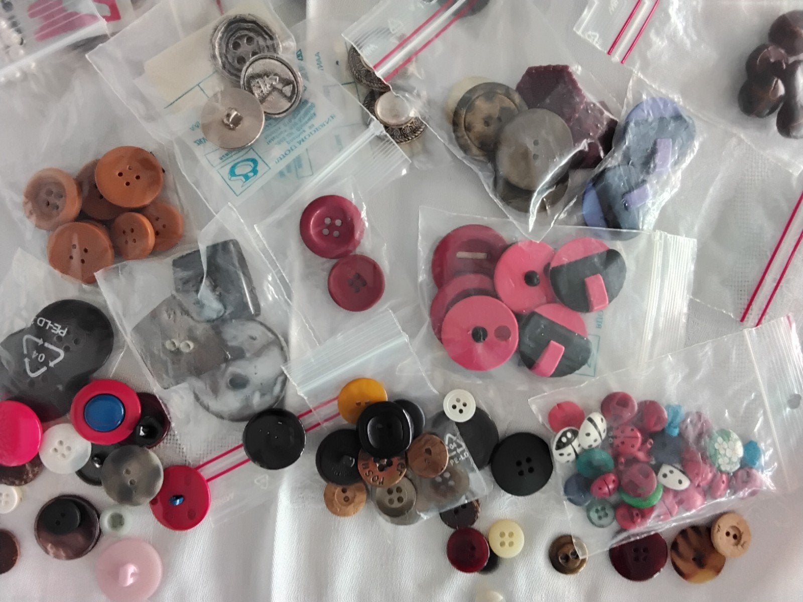 Grote collectie knopen in diverse kleuren en maten, Ophalen of Verzenden, Zo goed als nieuw, Knoop of Knopen
