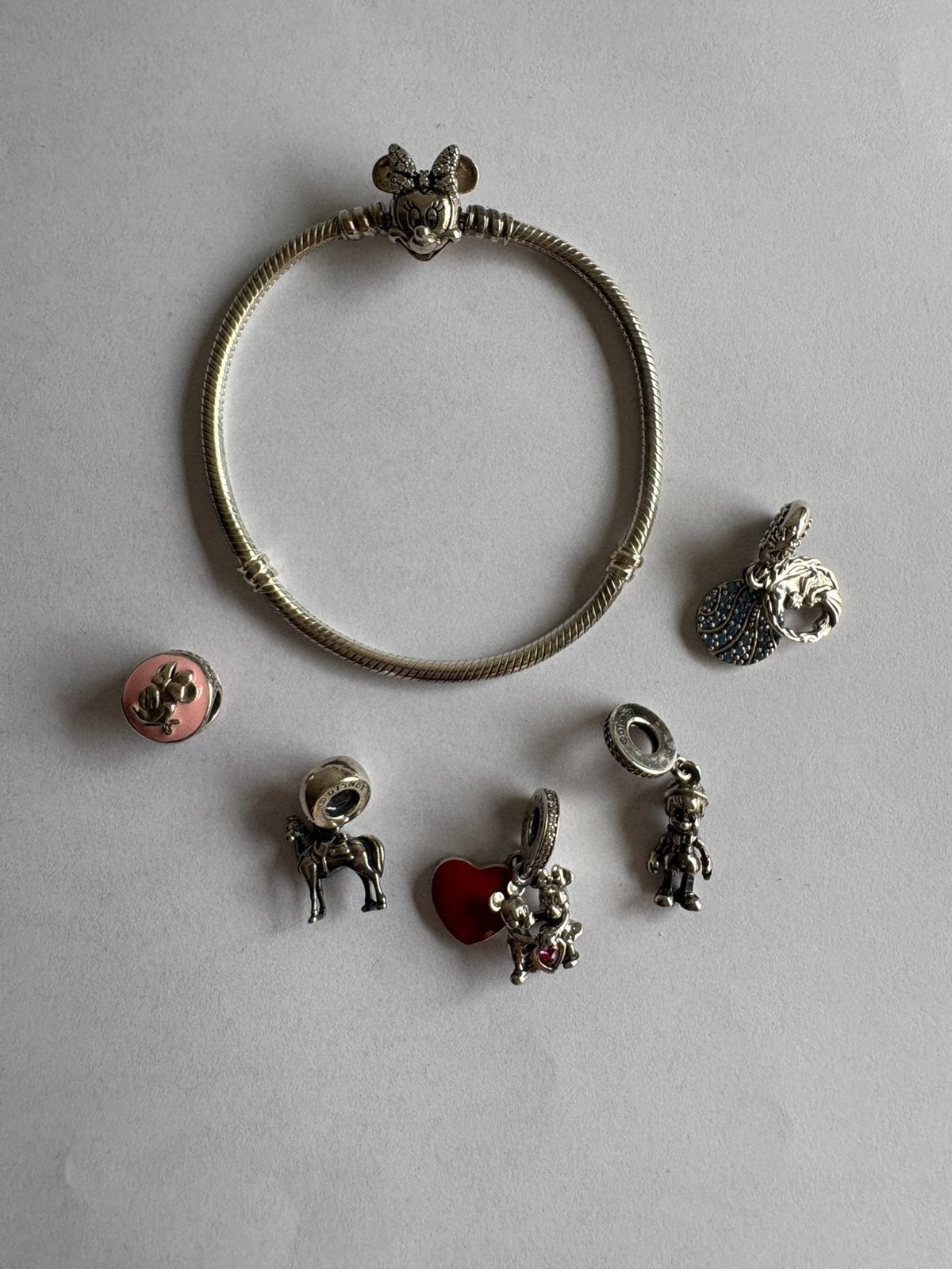Disney pandora armband en bedels zilver, Gebruikt, Pandora, Ophalen of Verzenden, 4 bedels of meer