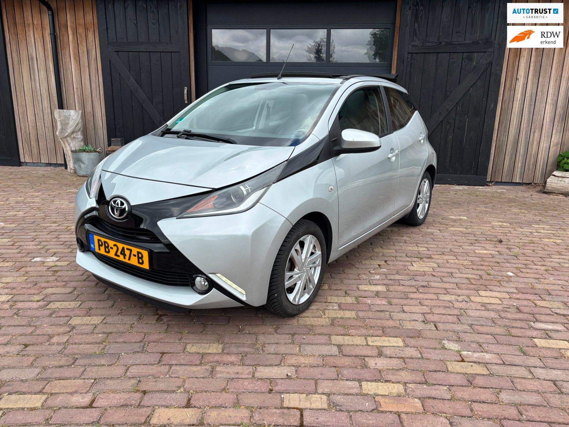Toyota Aygo 1.0 VVT-i x-clusiv, CABRIO DAK., Voorwielaandrijving, Gebruikt, Euro 6, 4 stoelen