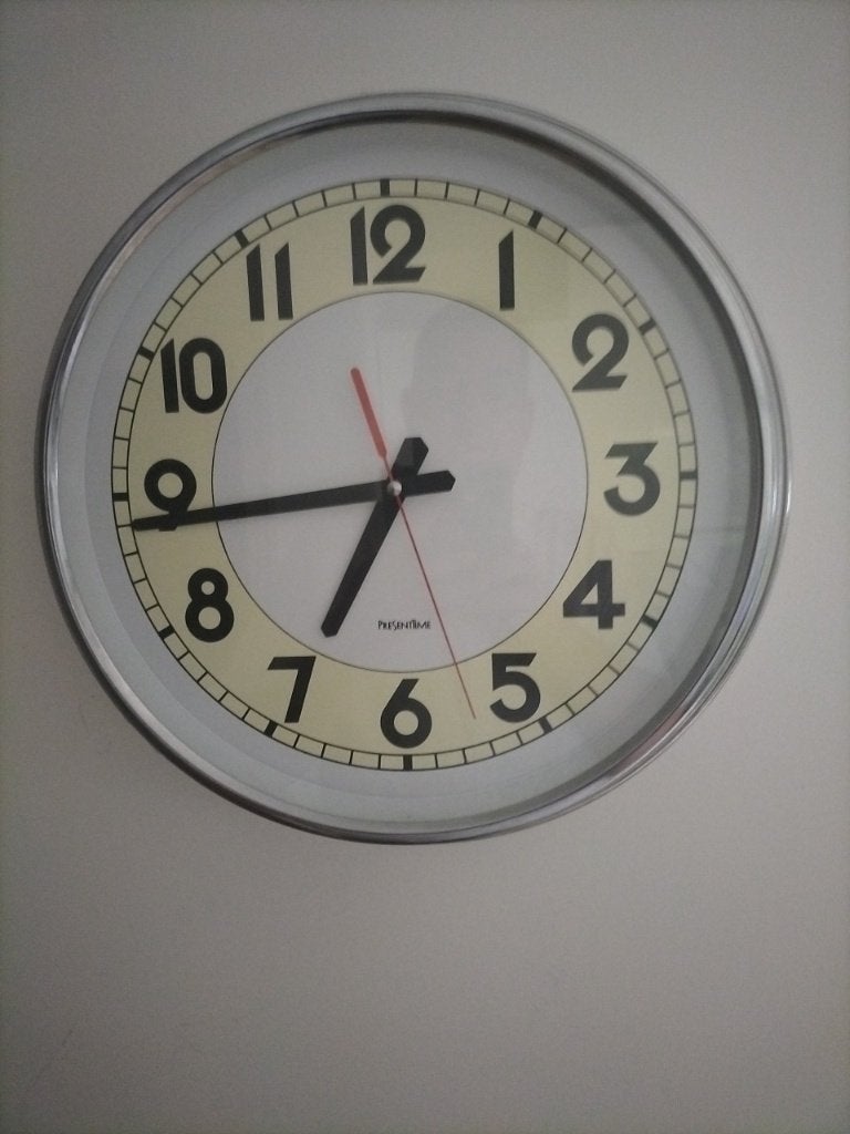 Mooie defecte wandklok diameter 47 en 8 cm diep, fotolijst ?, Ophalen, Gebruikt, Analoog, Wandklok