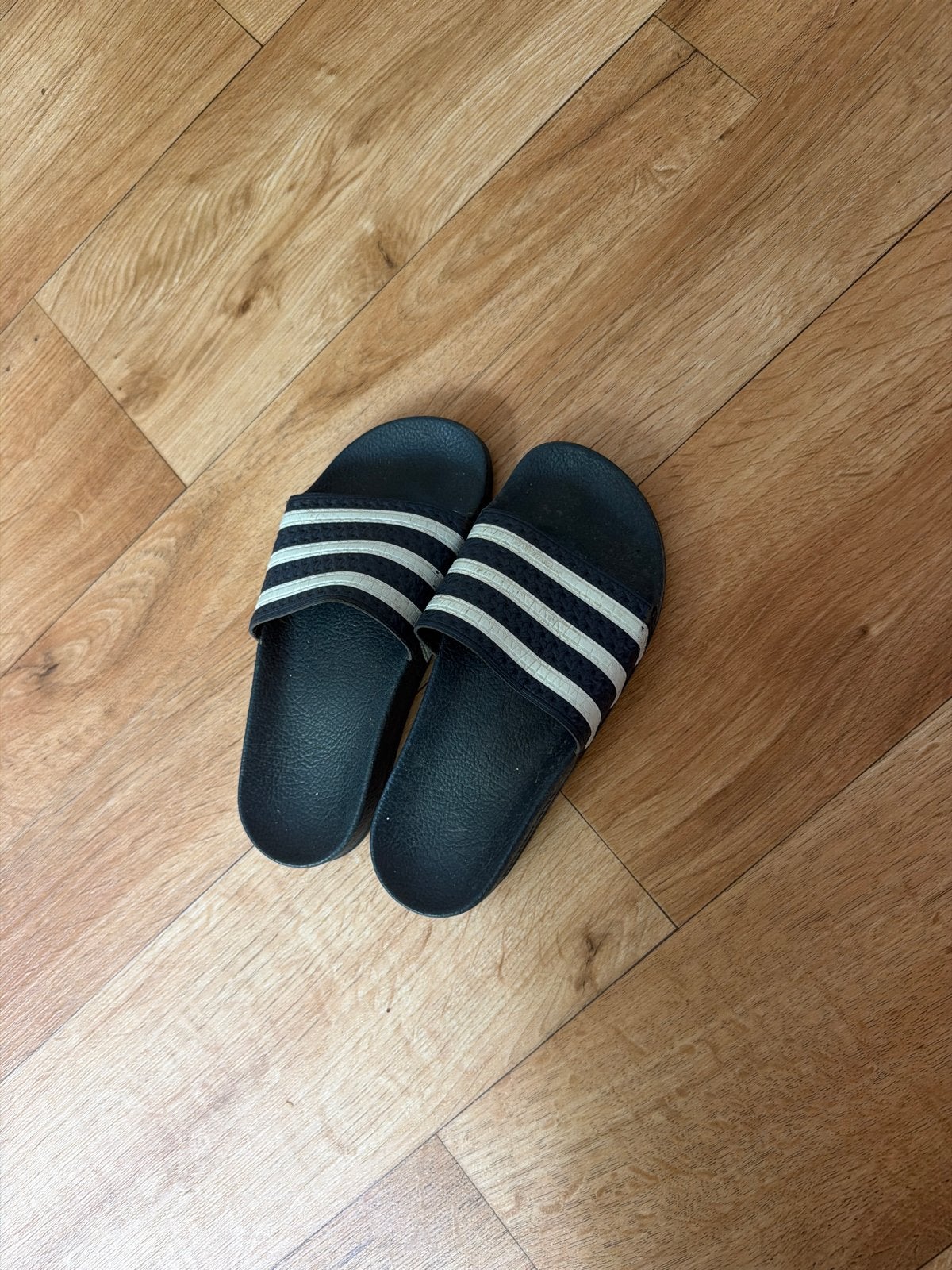 Adidas Adilette slippers - Maat 4, Ophalen of Verzenden, Gebruikt, Jongen of Meisje, Overige typen