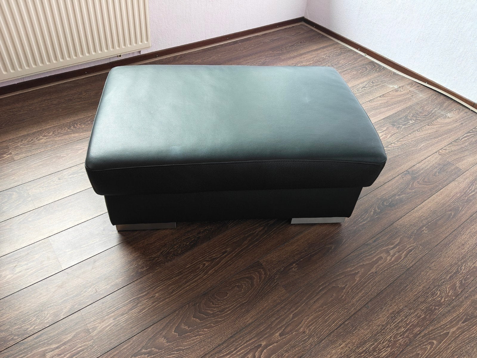 Leren zwarte poef met zilveren poten H44xB70xL105cm, Ophalen, Rechthoekig