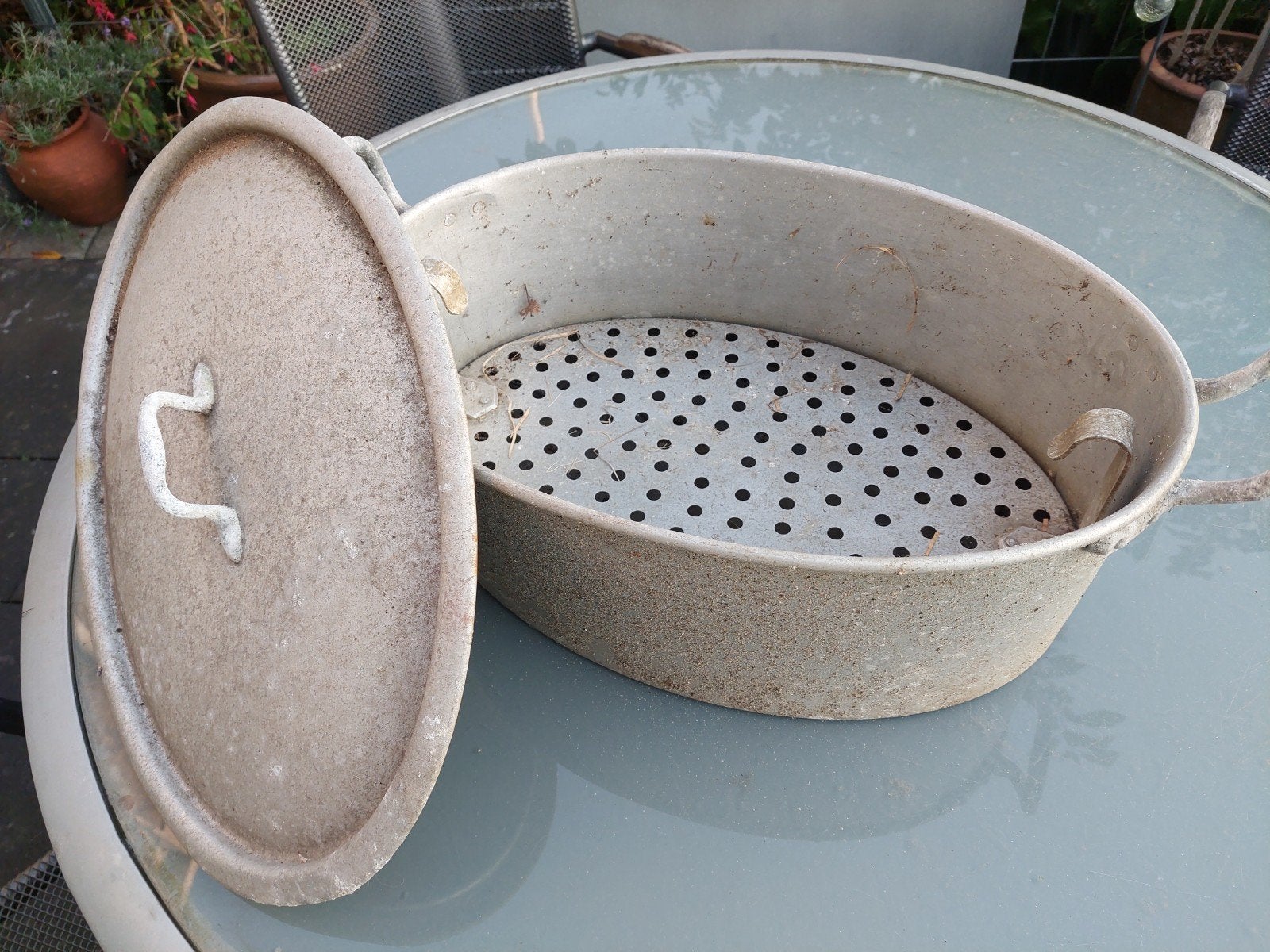 Ovale aluminium pan met deksel en inzet, Ophalen