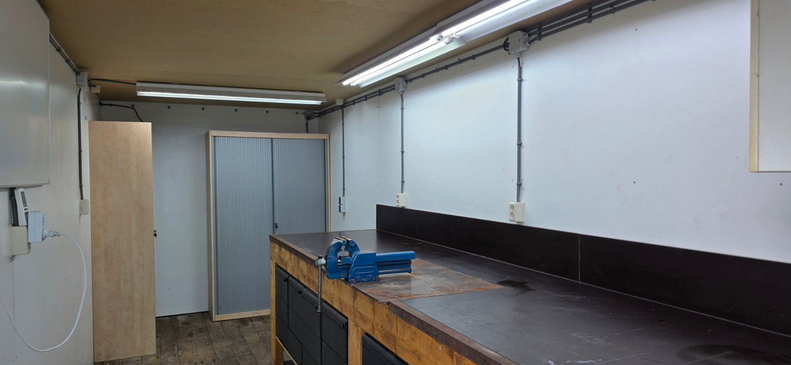 Robuuste werkplaatscontainer met werkbank en opslag