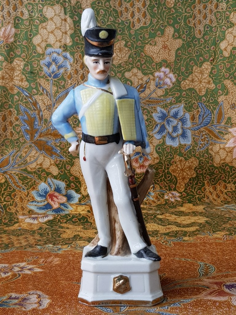 Mooi oud Engels beeldje van een historische soldaat 23,6 cm.