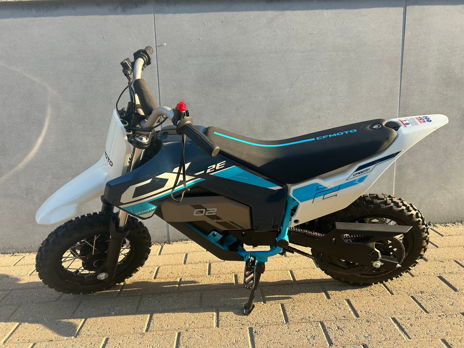Blauw-witte kinderbromfiets op elektriciteit, Fietsen en Brommers, Brommers | Derbi, Ophalen, Zo goed als nieuw
