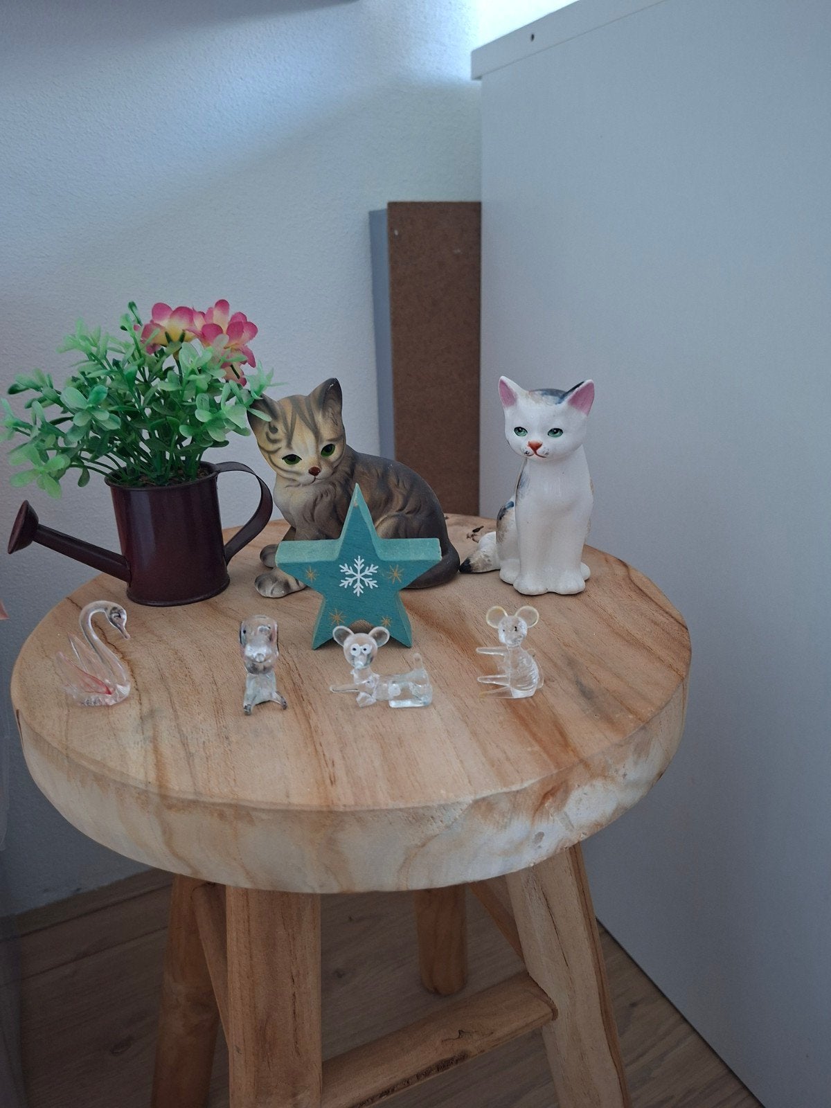 Decoratieve beeldjes en plantje op houten krukje, Huis en Inrichting, Woonaccessoires | Overige, Hout, Gebruikt, Meerkleurig, Ophalen of Verzenden