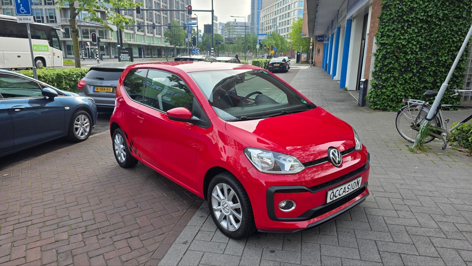Volkswagen up! 1.0 66KW/90PK 5-DRS 2017 Rood, Auto's, Volkswagen, Voorwielaandrijving, 4 stoelen, Leder en Stof, Bedrijf