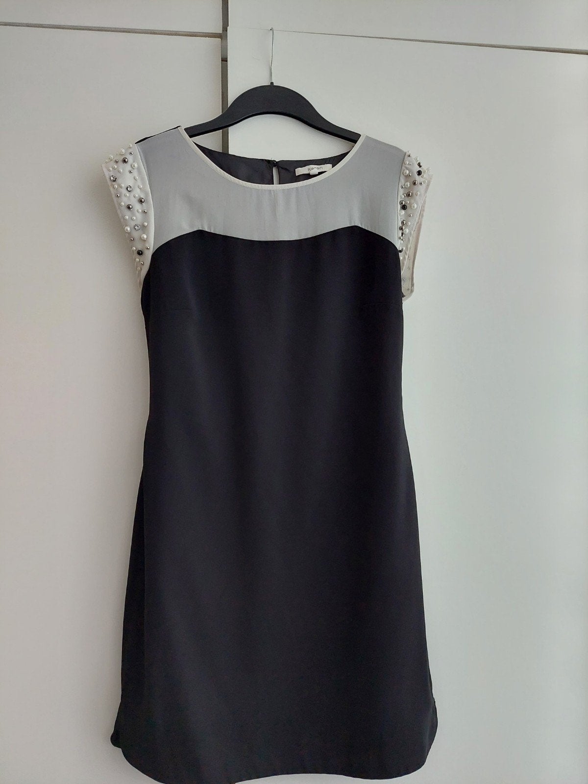 Zwarte jurk met witte tule en parels details maat M / L, Kleding | Dames, Maat 38/40 (M), Verzenden, Zwart, Zo goed als nieuw