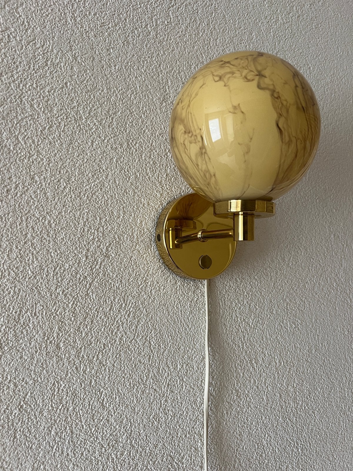 Wandlampje messing en albast bol., Ophalen, Met schakelaar, Metaal, Meerkleurig