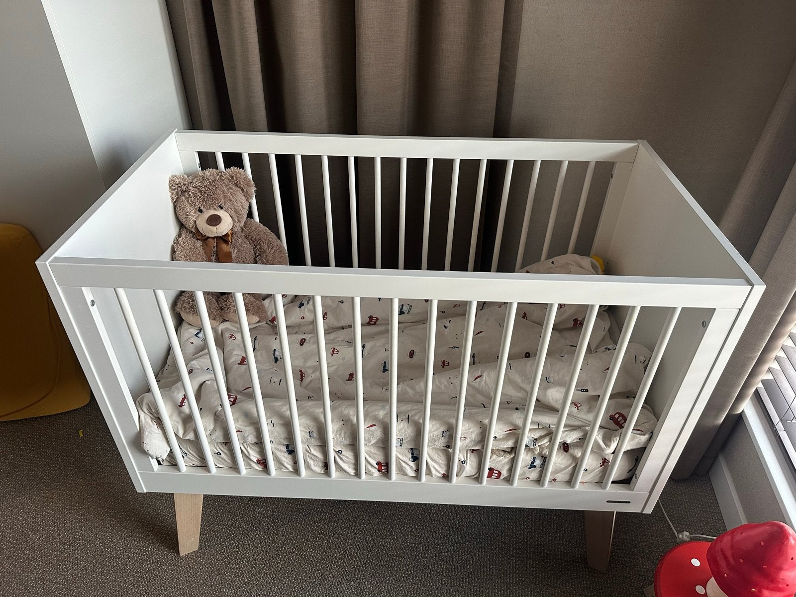 Kidsmill Sixties - ledikant - mat wit met houten poot, Zo goed als nieuw, Minder dan 140 cm, Minder dan 70 cm, Ophalen