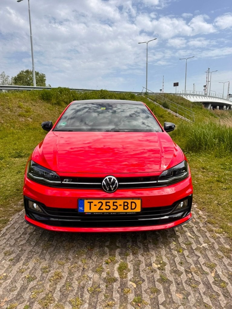 Volkswagen Polo 1.0 TSI 110pk Dsg-7 2021 Rood, Auto's, Volkswagen, Stof, Zwart, 49 €/maand, 1100 kg