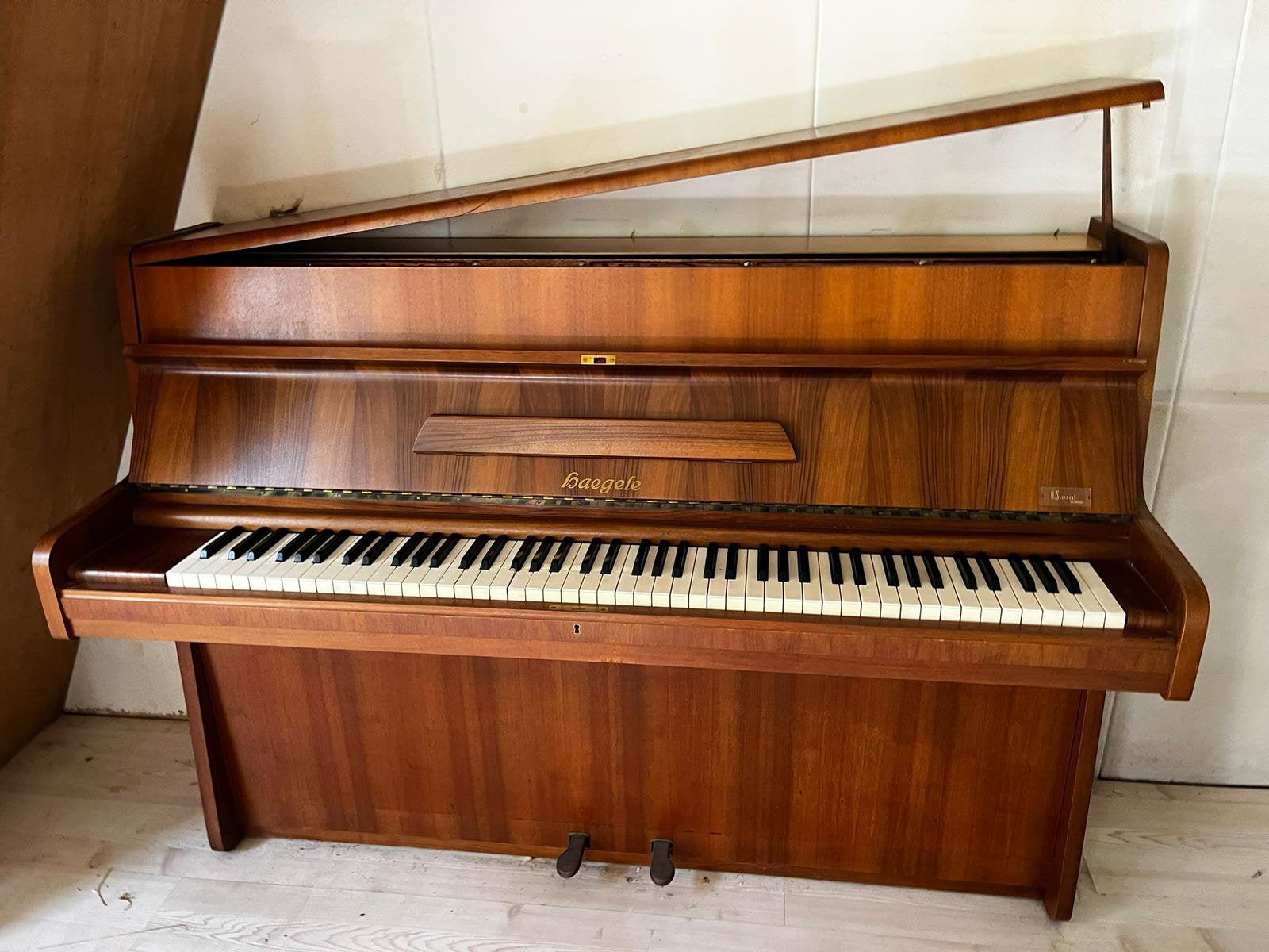 Haegele piano van Duitse kwaliteit mooie warme klank, Muziek en Instrumenten, Piano's, P, Bruin, P, P