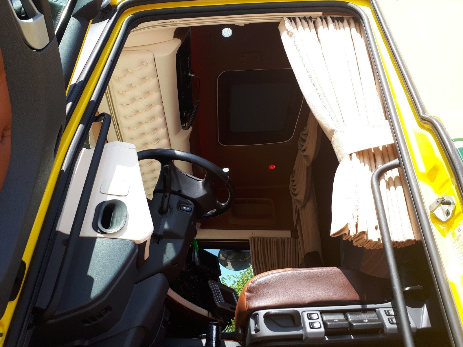 Scania interieur, Ophalen