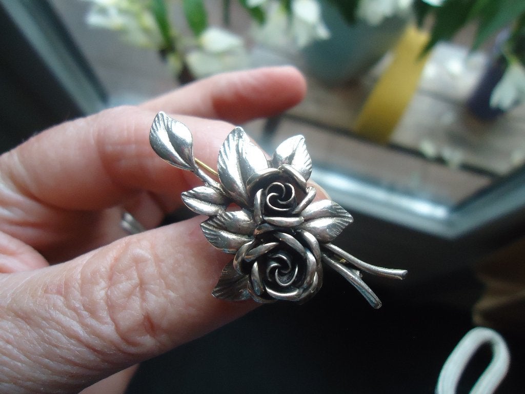 mooie echt zilveren teka broche roosjes theodor klotz gemerk, 4 tot 7 cm, Ophalen of Verzenden, Zo goed als nieuw, Zilver
