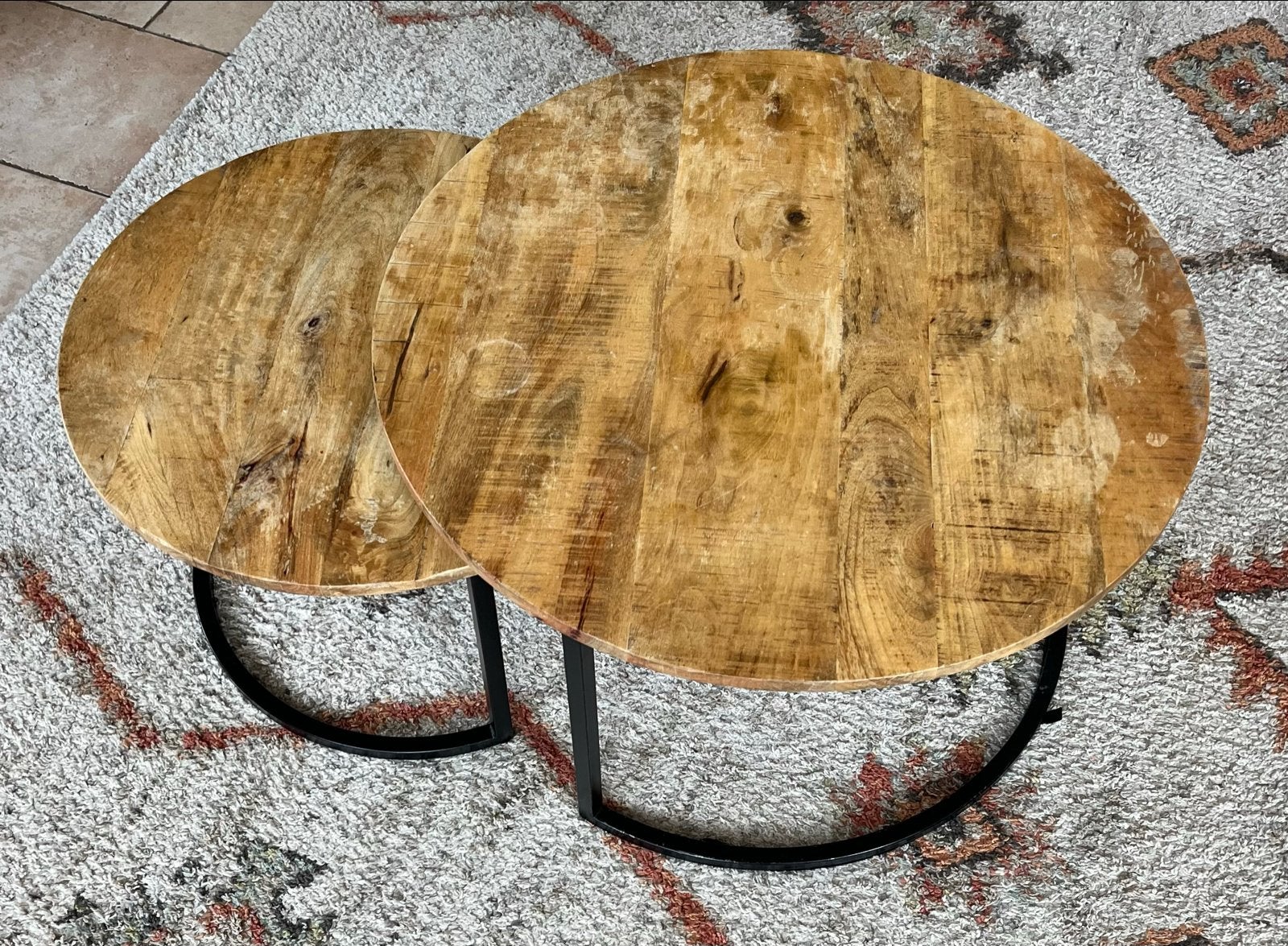 Set van 2 ronde salontafels, mangohout en metaal, Gebruikt, Rond, Minder dan 50 cm, Overige houtsoorten