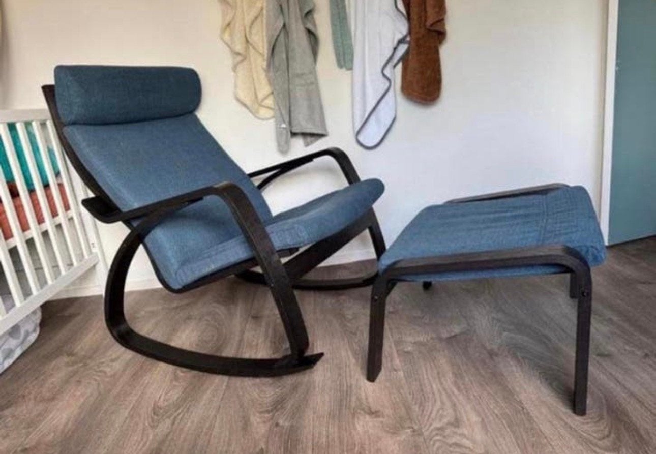 Ikea Poäng schommelstoel incl. Voetenbank Zwart / blauw, Huis en Inrichting, Ophalen, Zo goed als nieuw, 75 tot 100 cm, 50 tot 75 cm