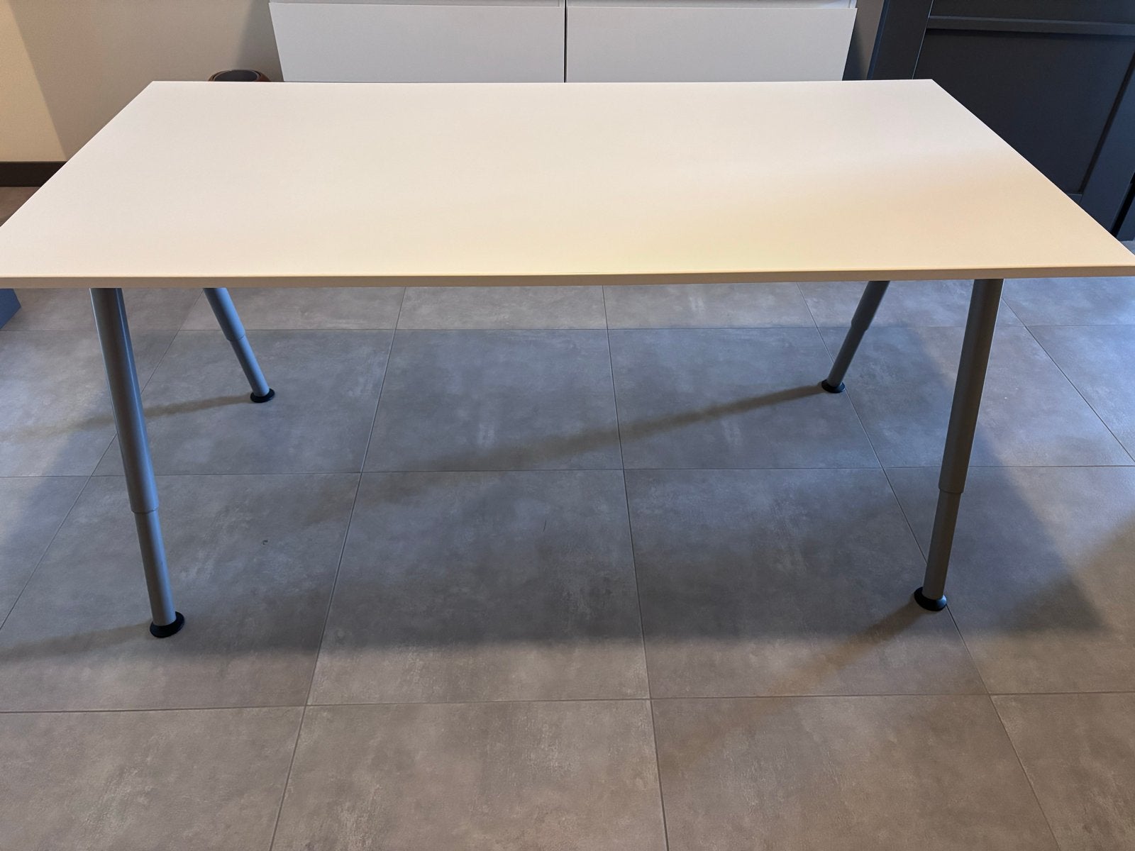 IKEA Bureau Tafel - Wit met verstelbare poten, Ophalen, Overige typen, Spaanplaat of MDF, In hoogte verstelbaar