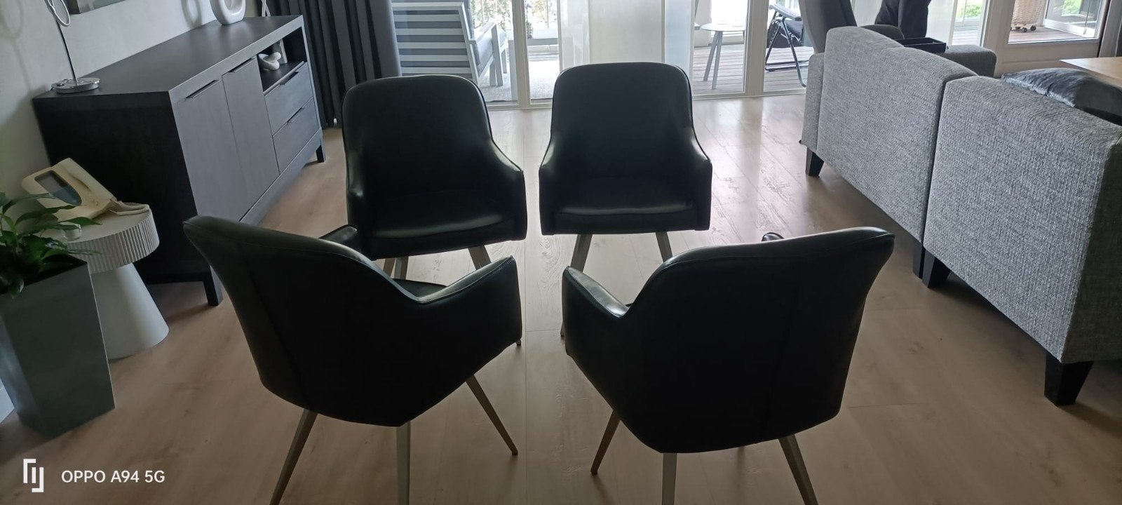 4 zwarte stoelen, 2 met lichte beschadiging, Huis en Inrichting, Ophalen, Gebruikt, Zwart, Metaal