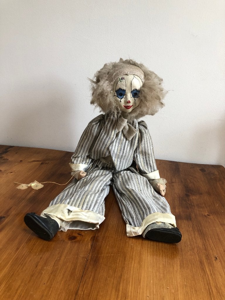 Pop zittende Pierrot met vlinder, Verzamelen, Poppen, Ophalen, Gebruikt, Pop