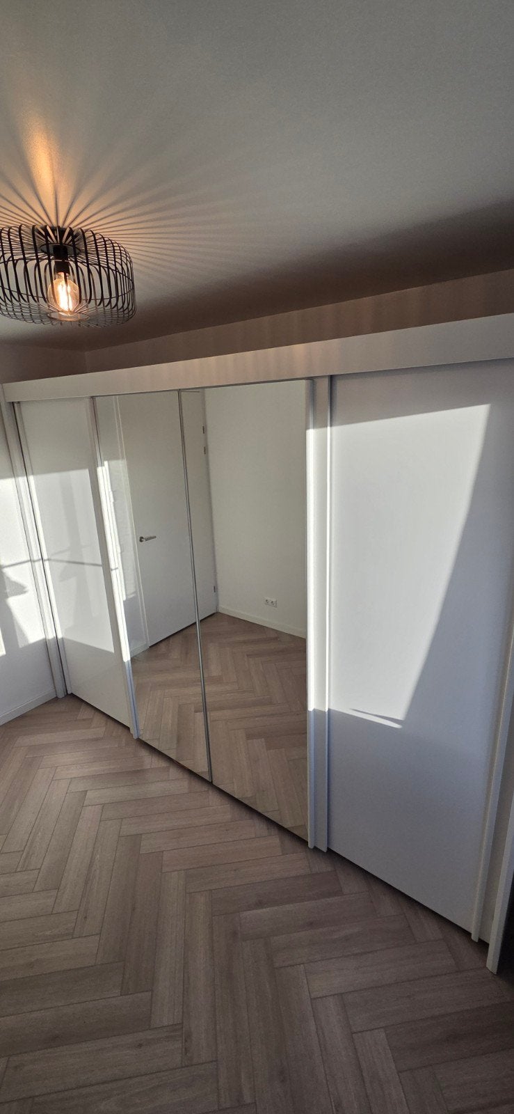 Ruime kledingkast met spiegelschuifdeuren (325x235x65 cm), Ophalen, 200 cm of meer, Zo goed als nieuw, 200 cm of meer
