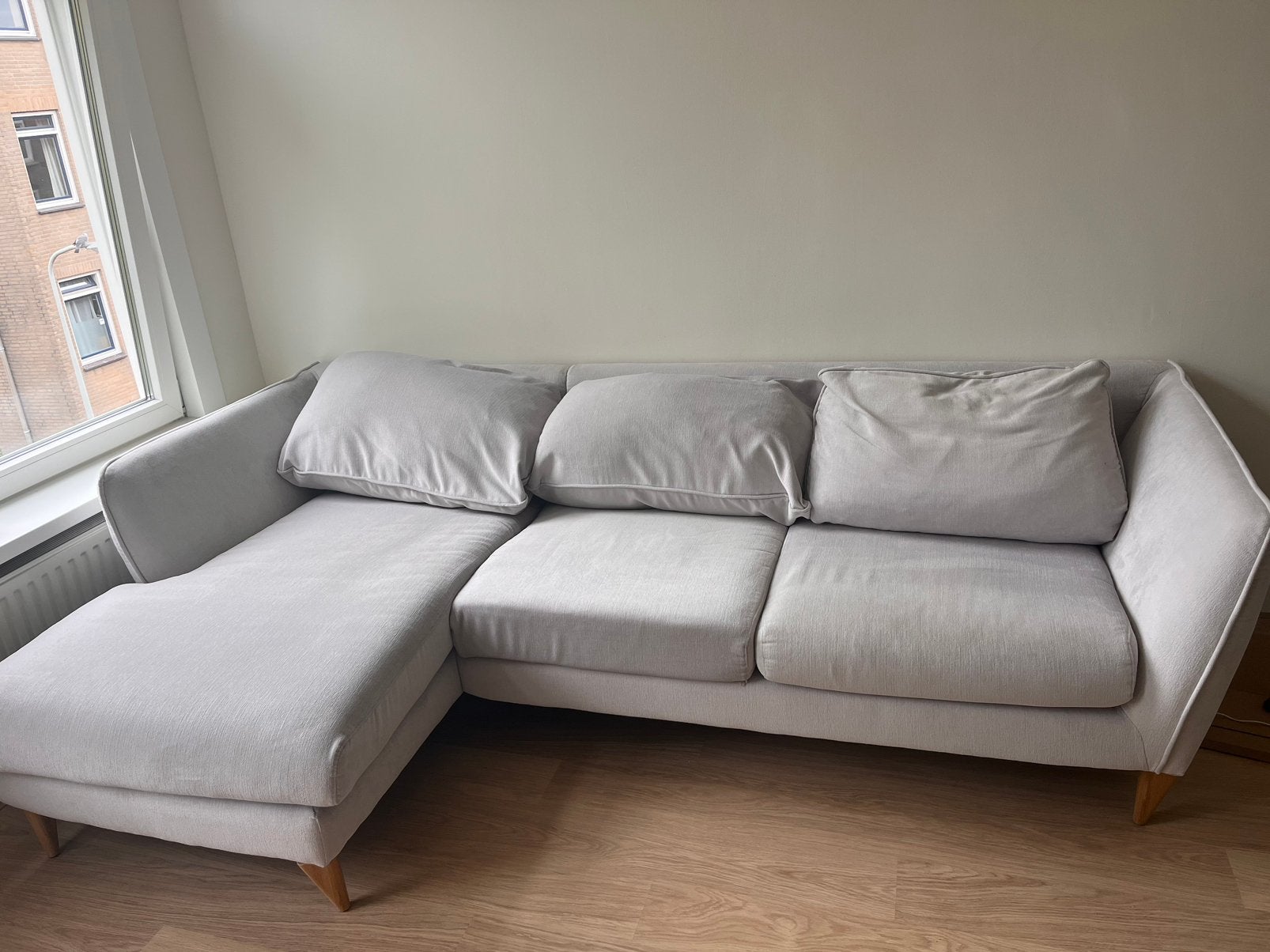 Foto 6 van Beige/witte stoffen hoekbank 4-zits
