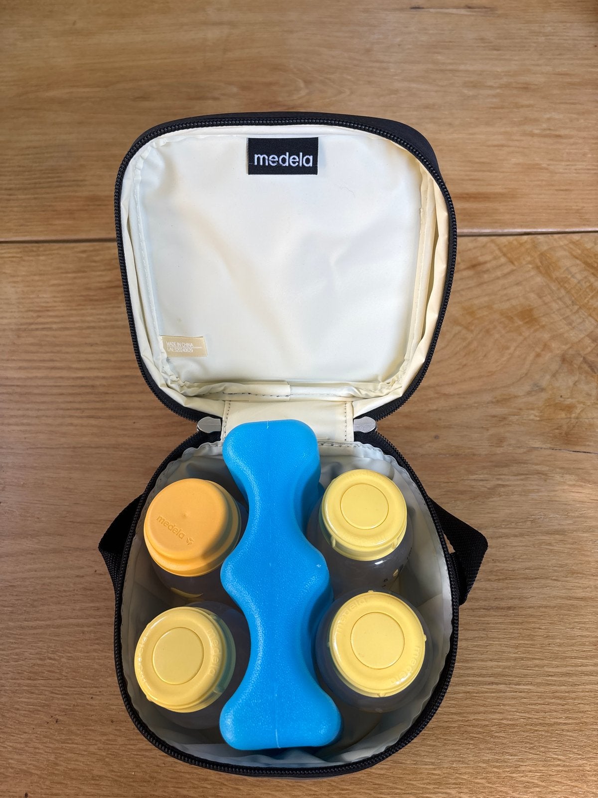 Medela koeltas met 4 flesjes en koelelement, Ophalen, Gebruikt, Medela, Bewaarbakje