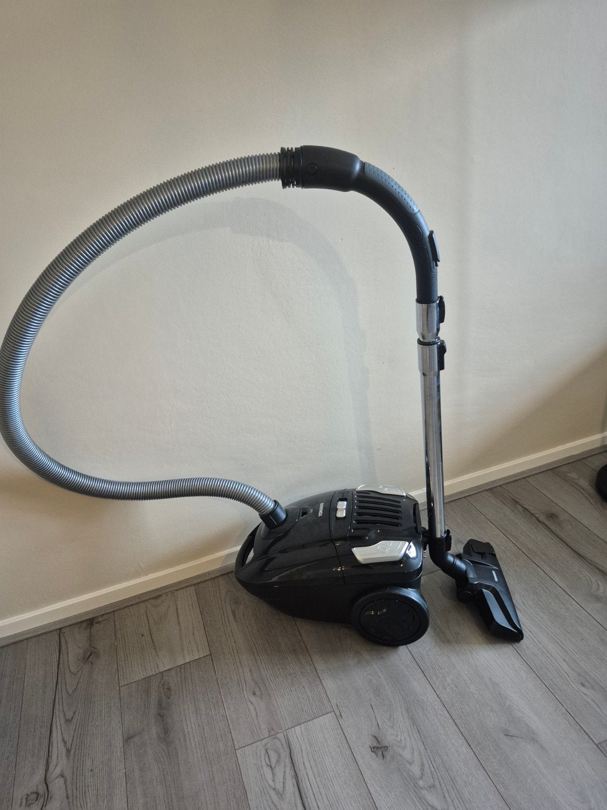 Tomado Stofzuiger met 10 Microvezel Stofzuigerzakken, Zo goed als nieuw, Sledestofzuiger, Ophalen, Stofzak