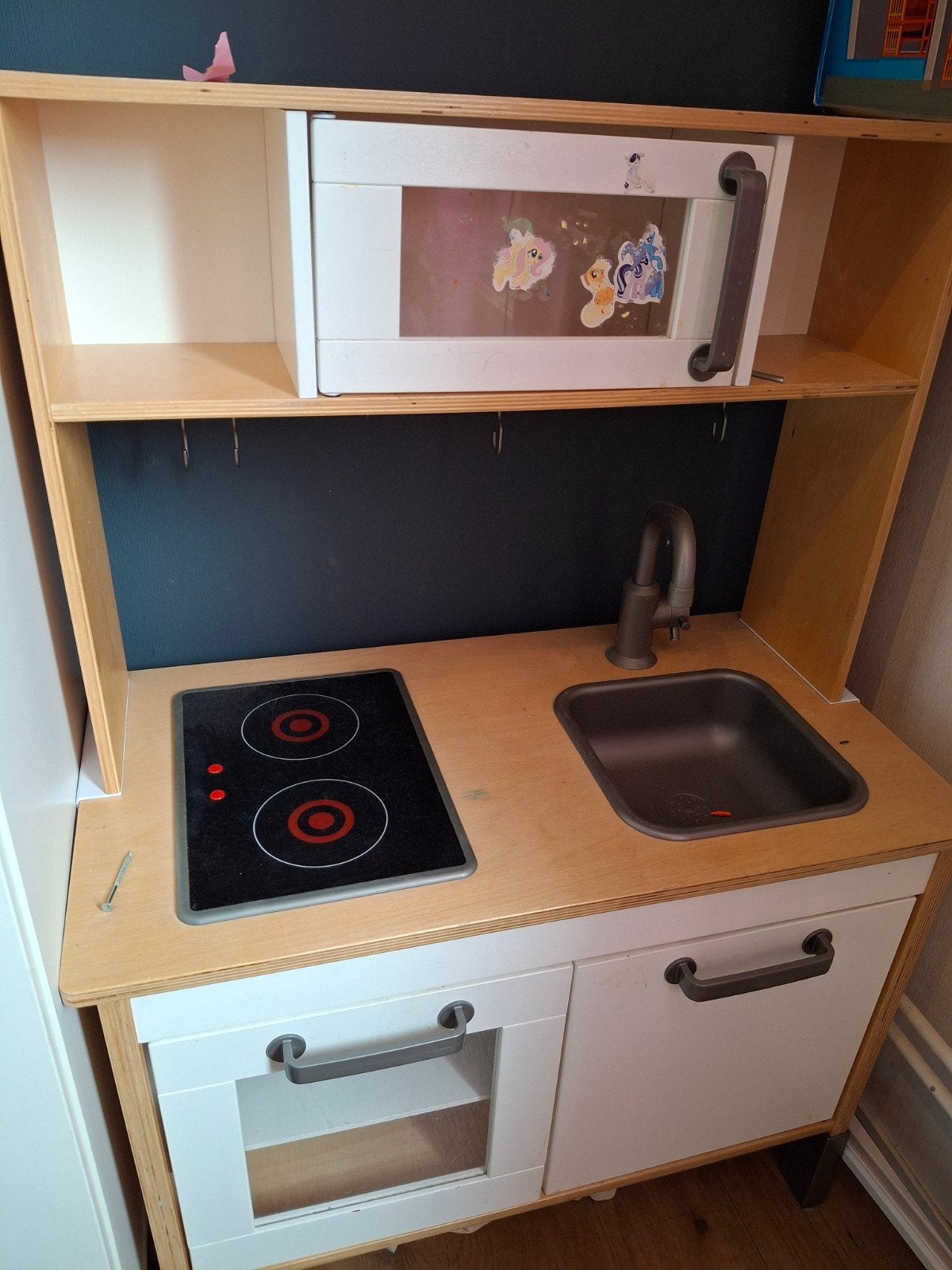Houten speelkeuken met magnetron en kookplaat, Kinderen en Baby's, Speelgoed | Speelkeukens, Ophalen of Verzenden, Gebruikt, Hout