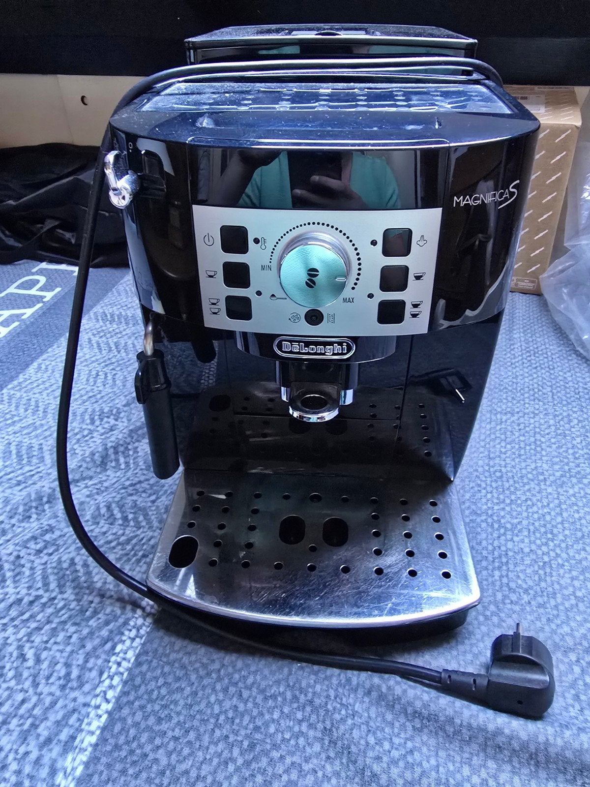 DeLonghi Magnifica S Espressoapparaat - Zwart, Espresso apparaat, Zo goed als nieuw, 2 tot 4 kopjes, Afneembaar waterreservoir