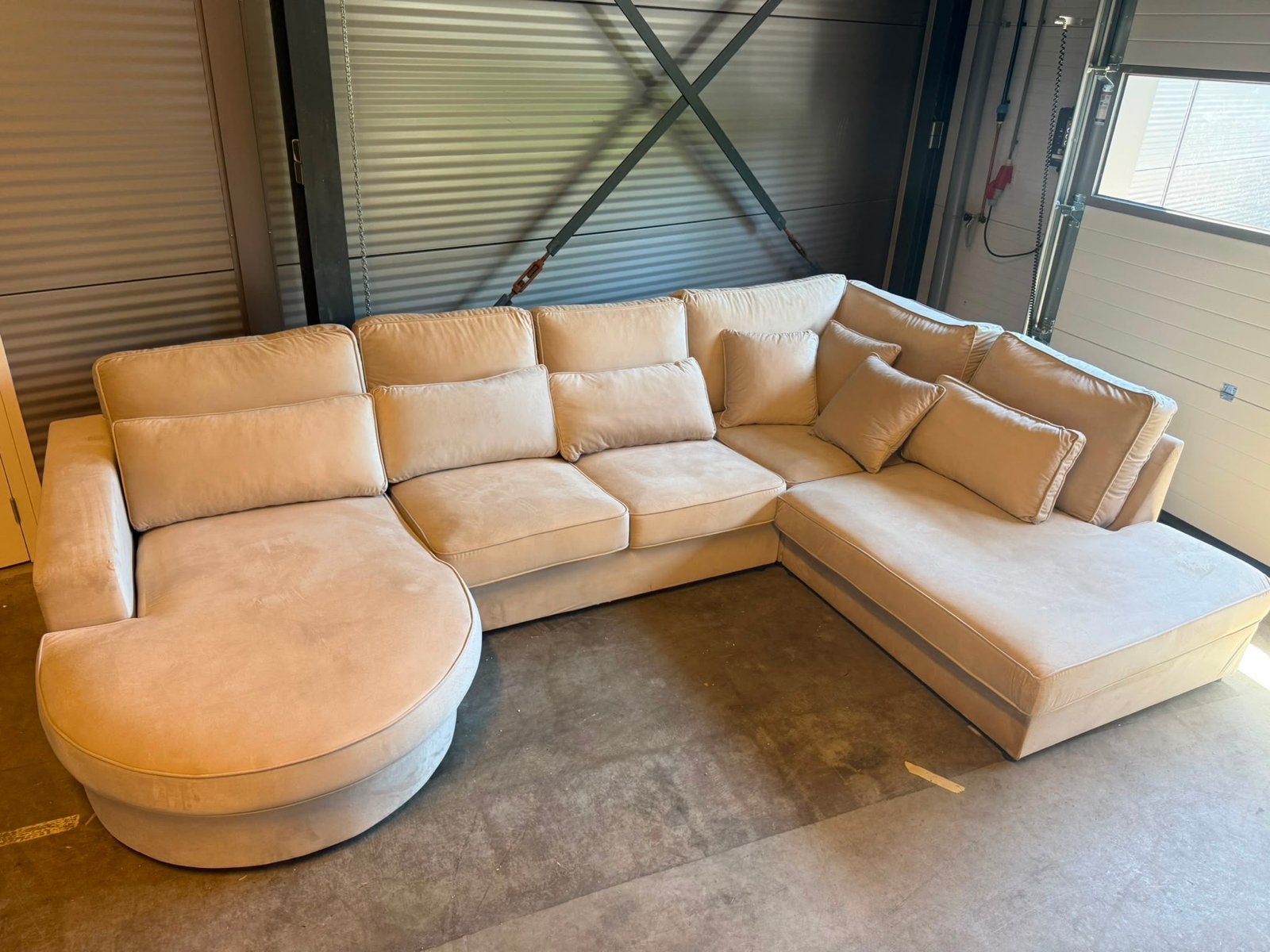 Grote ronde loungebank - 350cm velvet creme SHOWMODEL!, Huis en Inrichting, Ophalen, Gebruikt, Hoekbank, 300 cm of meer