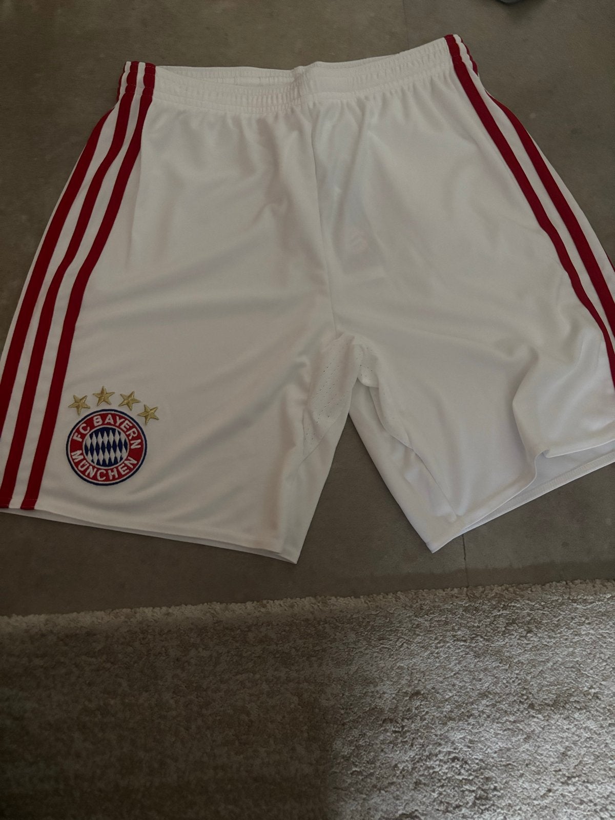 Adidas FC Bayern München voetbalbroekje - Nieuw met kaartjes, Maat XS of kleiner, Ophalen of Verzenden, Nieuw, Broek