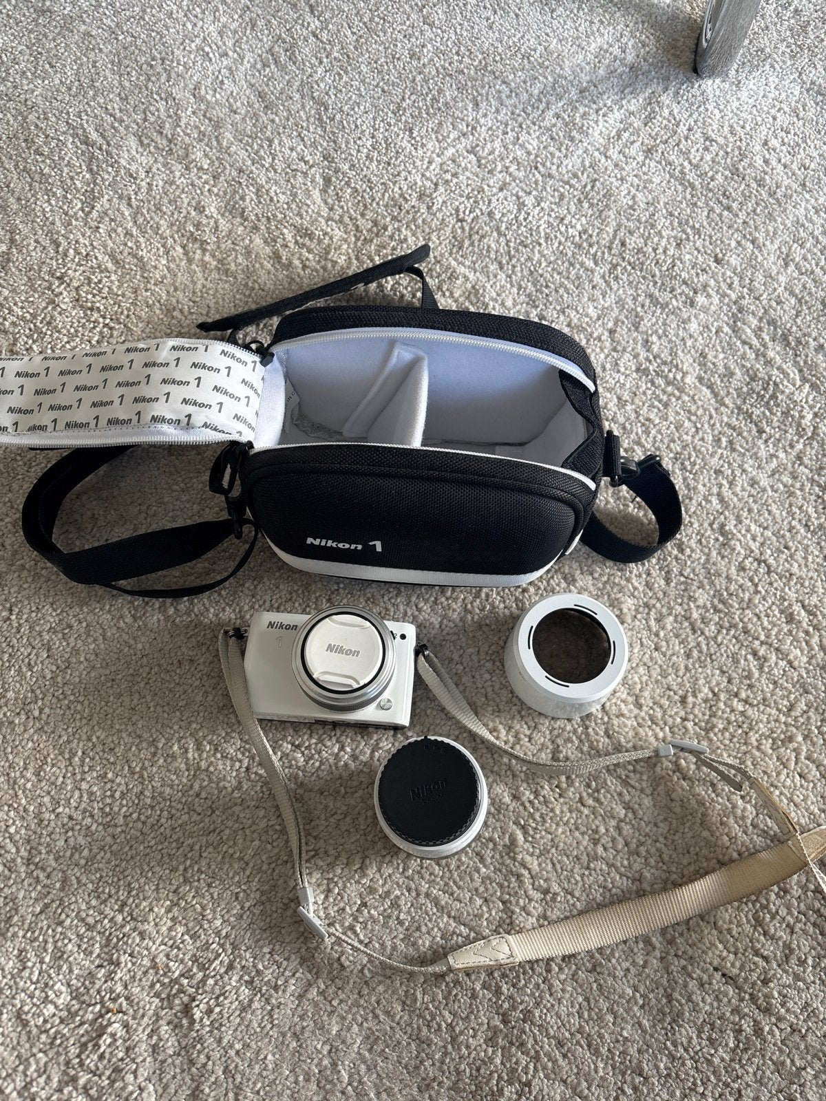 Nikon 1 J1 Systeemcamera met 11-27.5mm en 30-110mm lenzen, Ingebouwde flitser, Ophalen of Verzenden, Zo goed als nieuw, Nikon