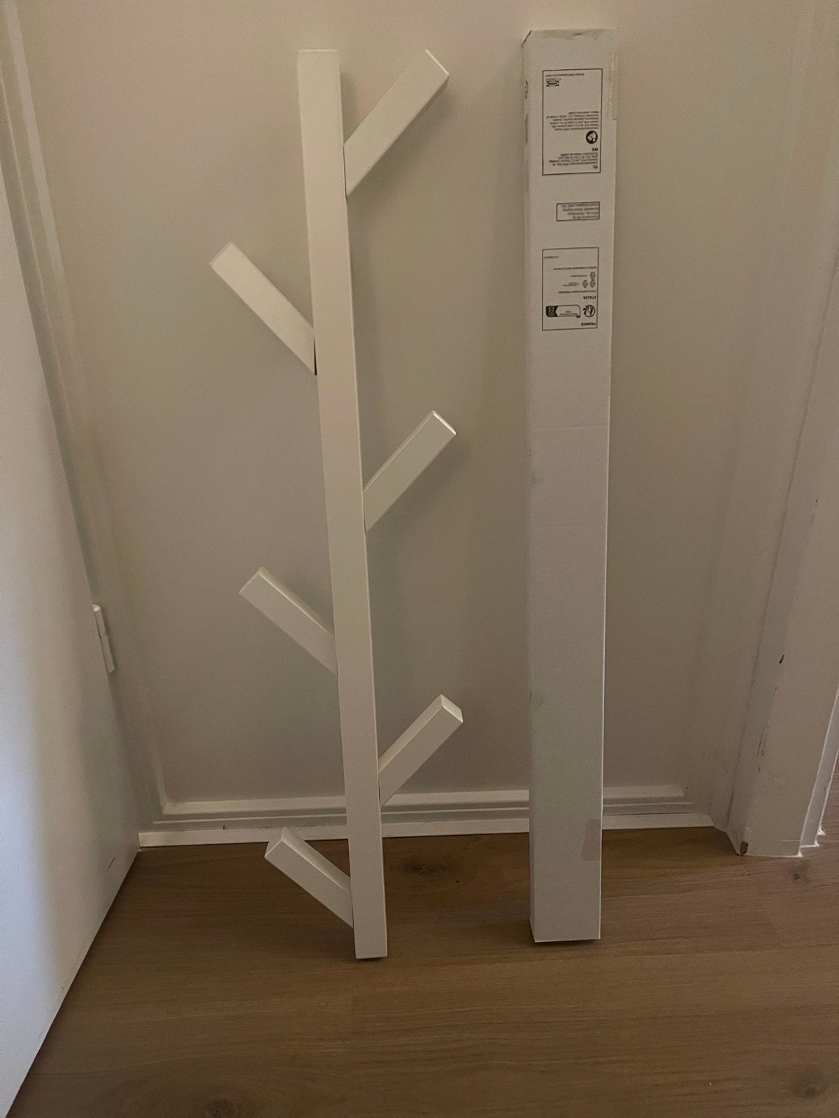 IKEA TJUSIG Wandkapstok - Wit, Nieuw in doos, 100 tot 150 cm, Nieuw, Hout, Ophalen