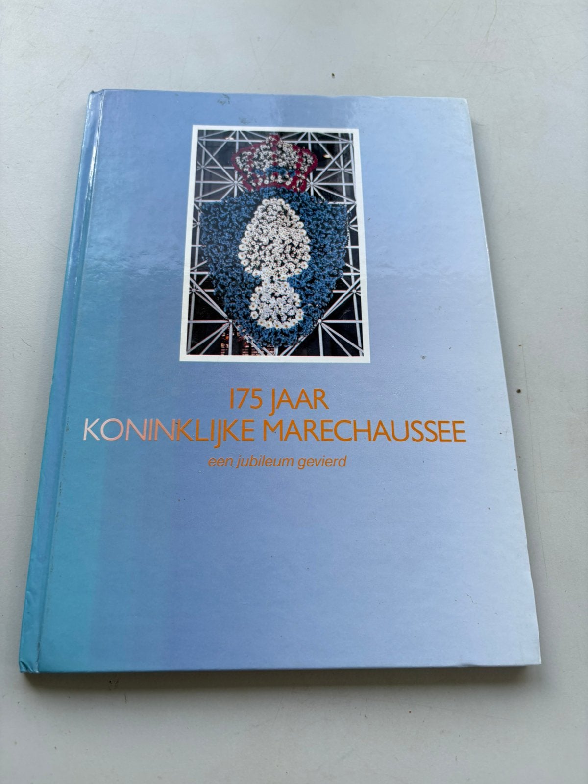 175 jaar Koninklijke Marechaussee jubileumboek 1989 + brief, Verzenden, Marechaussee, Nederland, Embleem of Badge