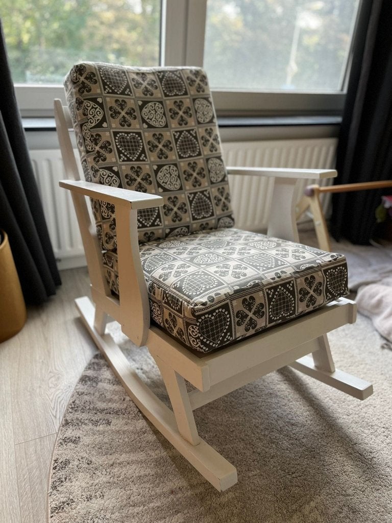Witte houten schommelstoel met retro kussens, Huis en Inrichting, Ophalen, Gebruikt, Wit, Eén