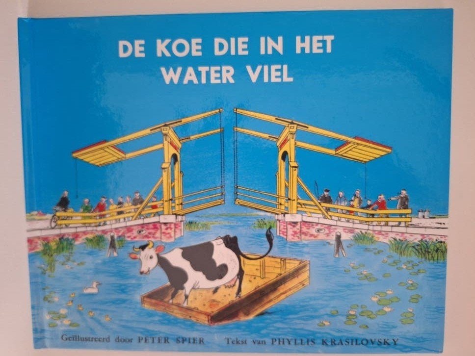 De Koe Die In Het Water Viel - Peter Spier, Boeken, Ophalen of Verzenden, Zo goed als nieuw, Peter Spier, 3 tot 4 jaar