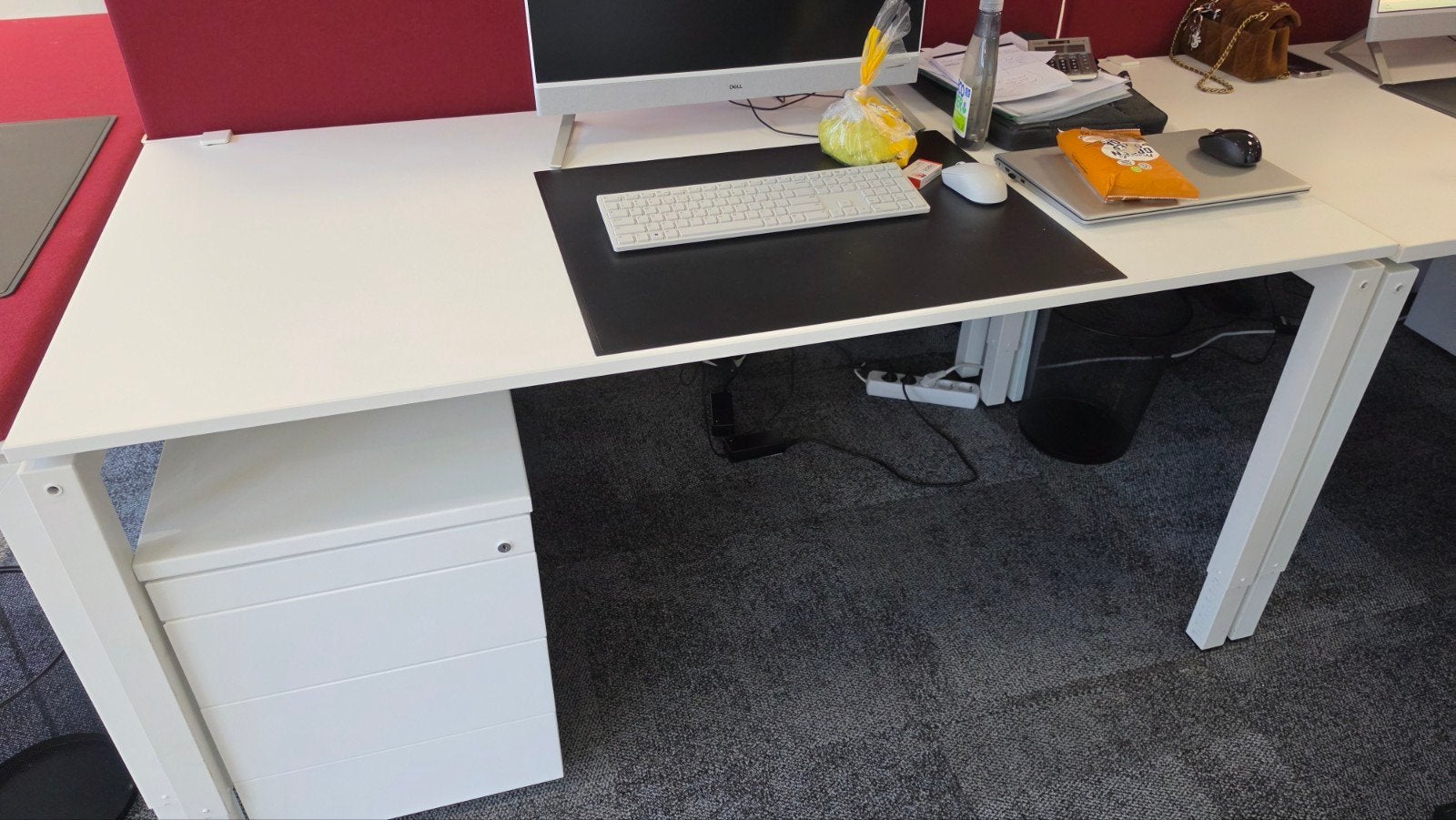 Verstelbaar bureau met ladeblok en lade, Ophalen, Gebruikt