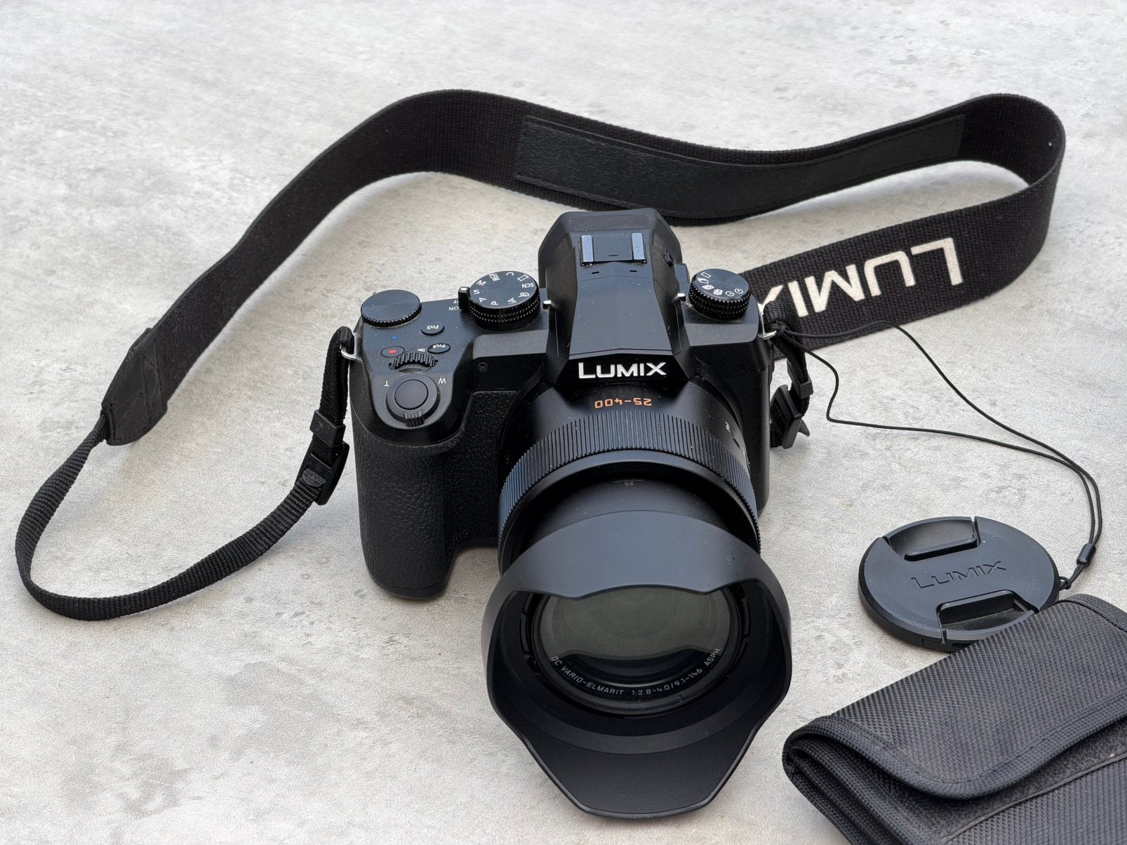 Panasonic Lumix DC-FZ1000 II | 4K & 16x Leica Zoom, Panasonic, Ophalen of Verzenden, Zo goed als nieuw, Lensdop