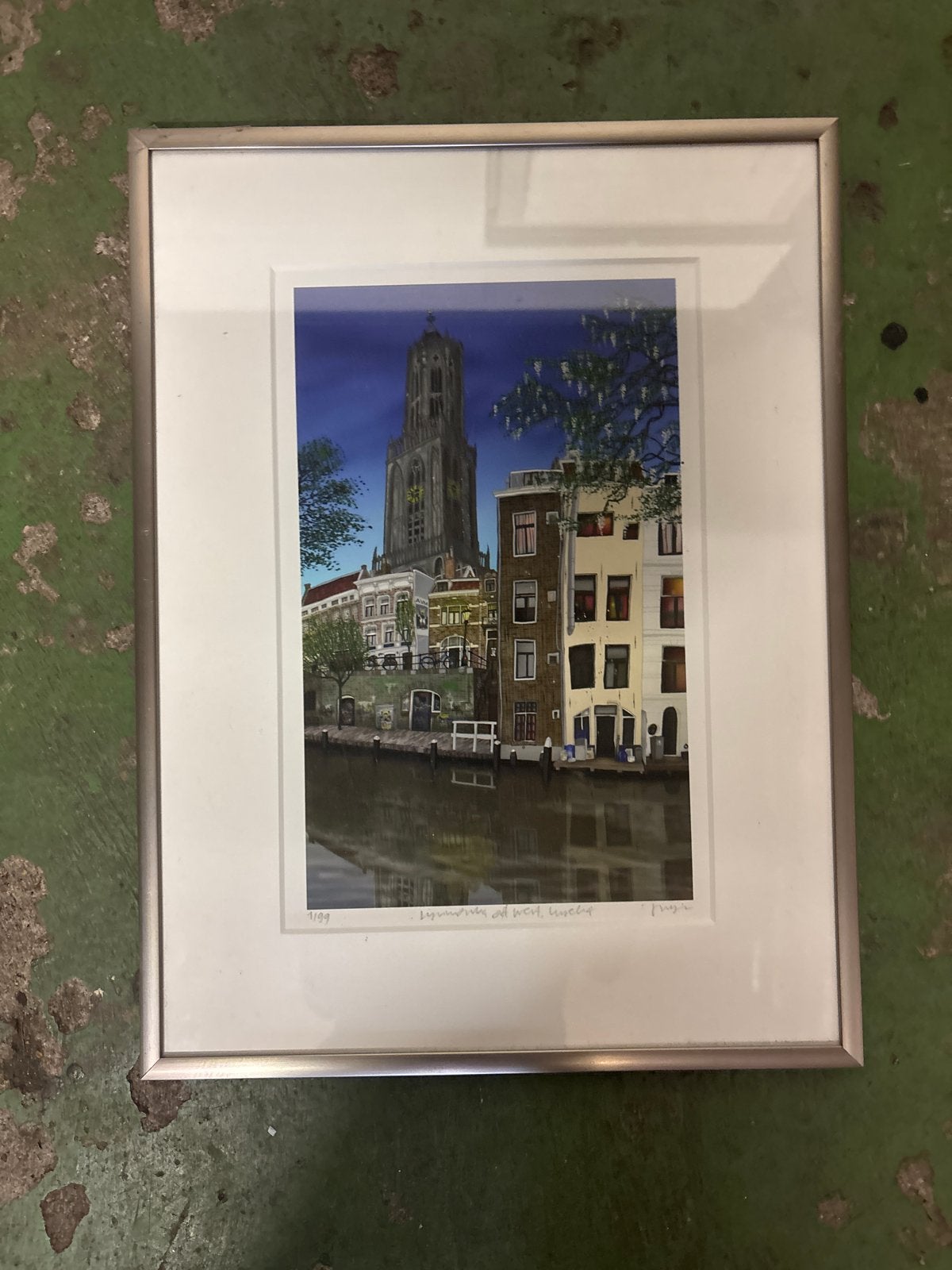 Ingelijste kleurenprint Domtoren Utrecht aan de gracht, Antiek en Kunst, Ophalen of Verzenden, 1950 - 1999, Genummerd, Overige technieken