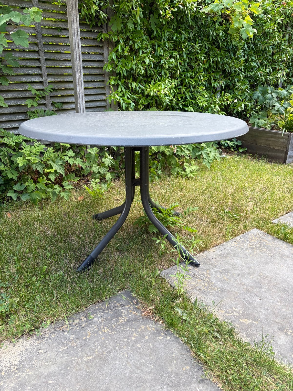 Ronde tuintafel met ijzeren onderstel en kunststof blad, Ophalen, Gebruikt, Rond, Kunststof