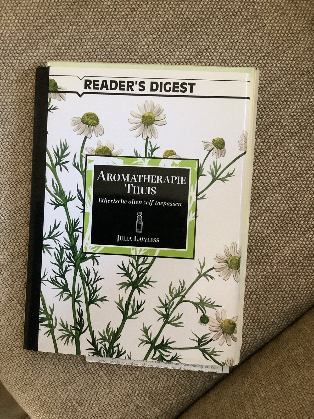 Aromatherapie Thuis: Etherische oliën zelf toepassen, Ophalen of Verzenden, Zo goed als nieuw, Kruiden en Alternatief