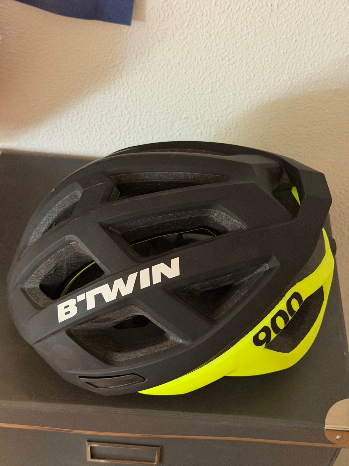 B'Twin fietshelm zwart/neon geel, zo goed als nieuw, Ophalen, Zo goed als nieuw, Overige maten, Heer of Dame