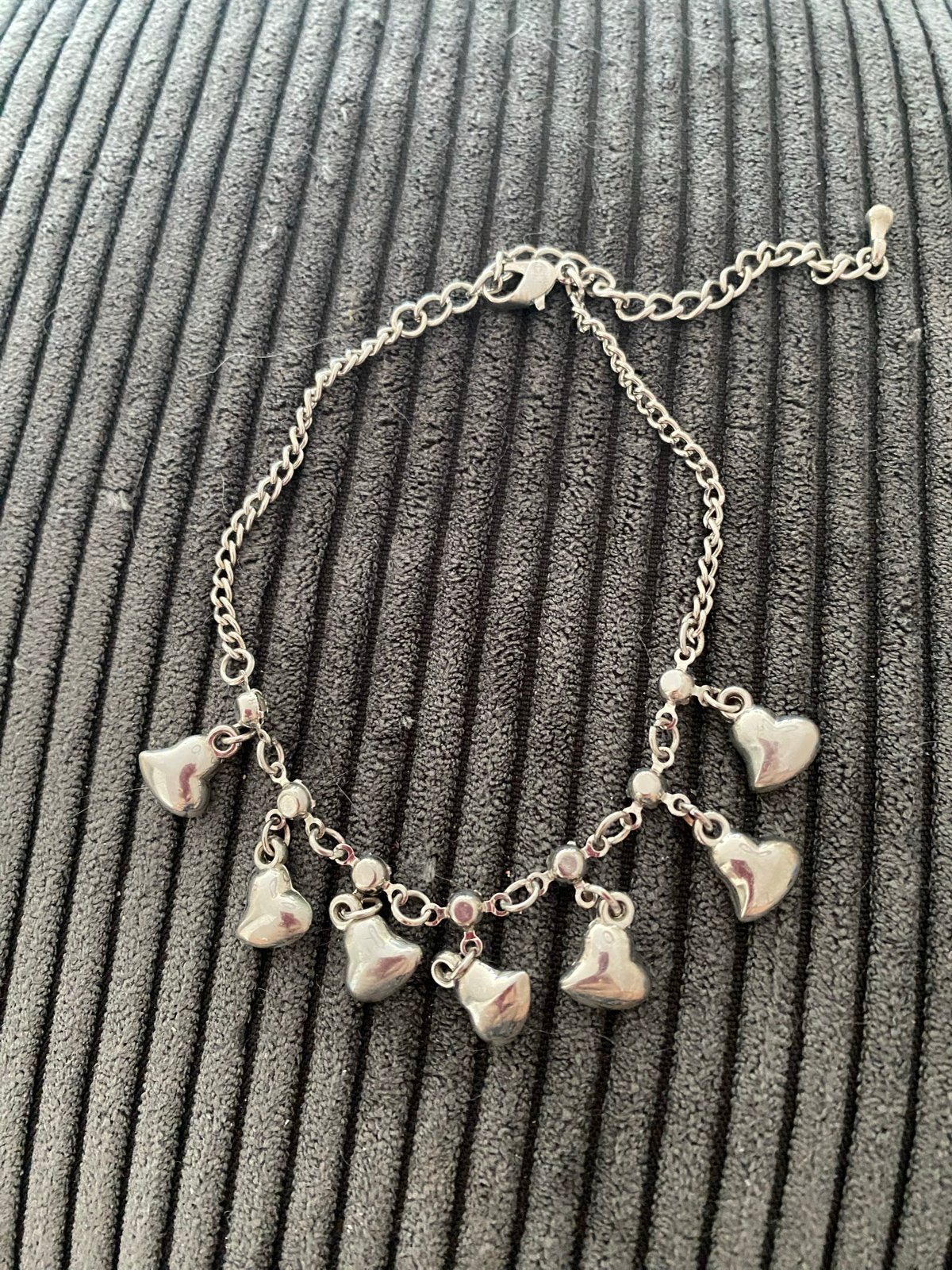 Leuke zilverkleurige armband met hartjesbedels, Overige materialen, Ophalen of Verzenden, Zo goed als nieuw, Met bedels of kralen