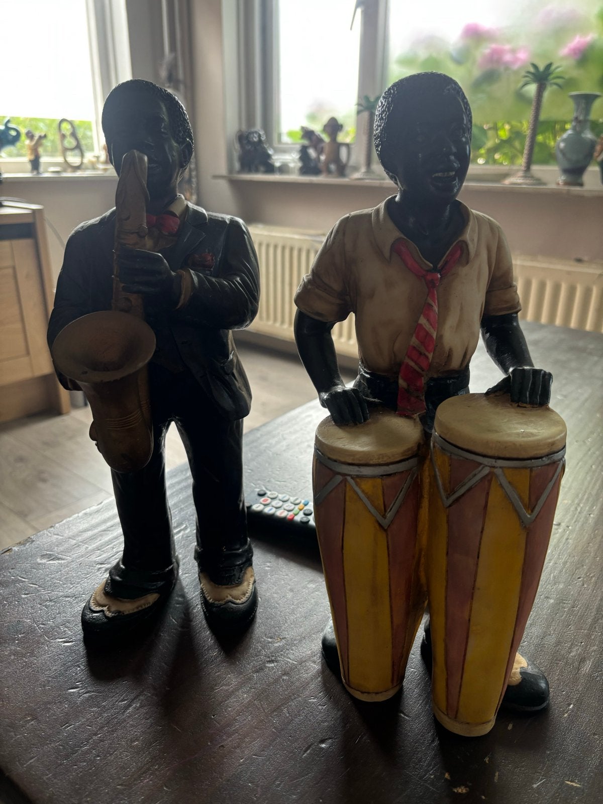 Set van 2 beelden: Jazzmuzikanten met saxofoon en drums, Antiek en Kunst, Ophalen, Groep mensen, Handgemaakt, 20 - 50 cm