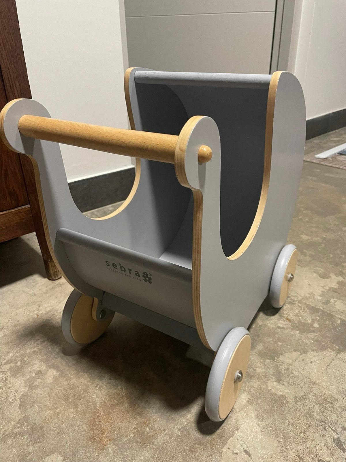 Sebra houten poppenwagen grijs, Kinderen en Baby's, Speelgoed | Houten speelgoed, Ophalen, Zo goed als nieuw, Duw- of Trekspeelgoed