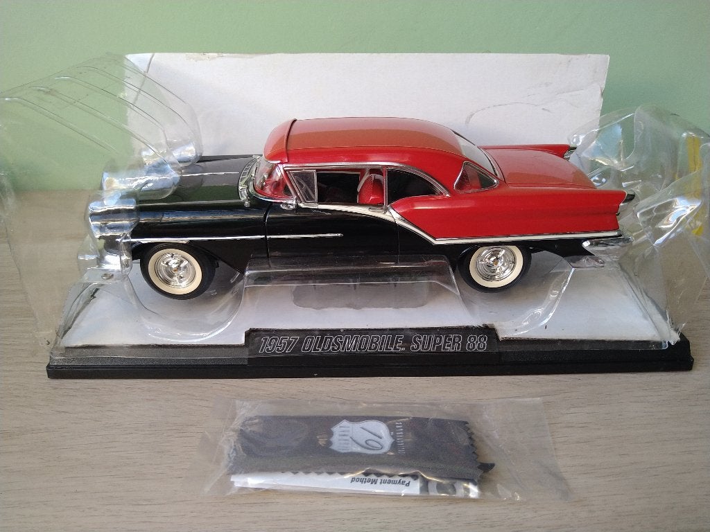 1957 OLDSMOBILE SUPER 88 HWY 61 1:18 RED/BLACK, Hobby en Vrije tijd, Modelauto's | 1:18, Ophalen of Verzenden, Zo goed als nieuw