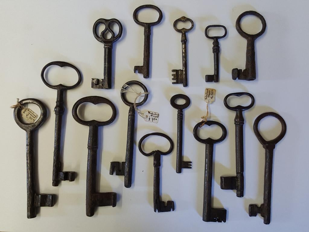 14 sleutels, ijzer, 17e - vroeg 20e eeuw, Ned/Frans/Spaans, Antiek en Kunst, Antiek | Gereedschap en Instrumenten, Verzenden