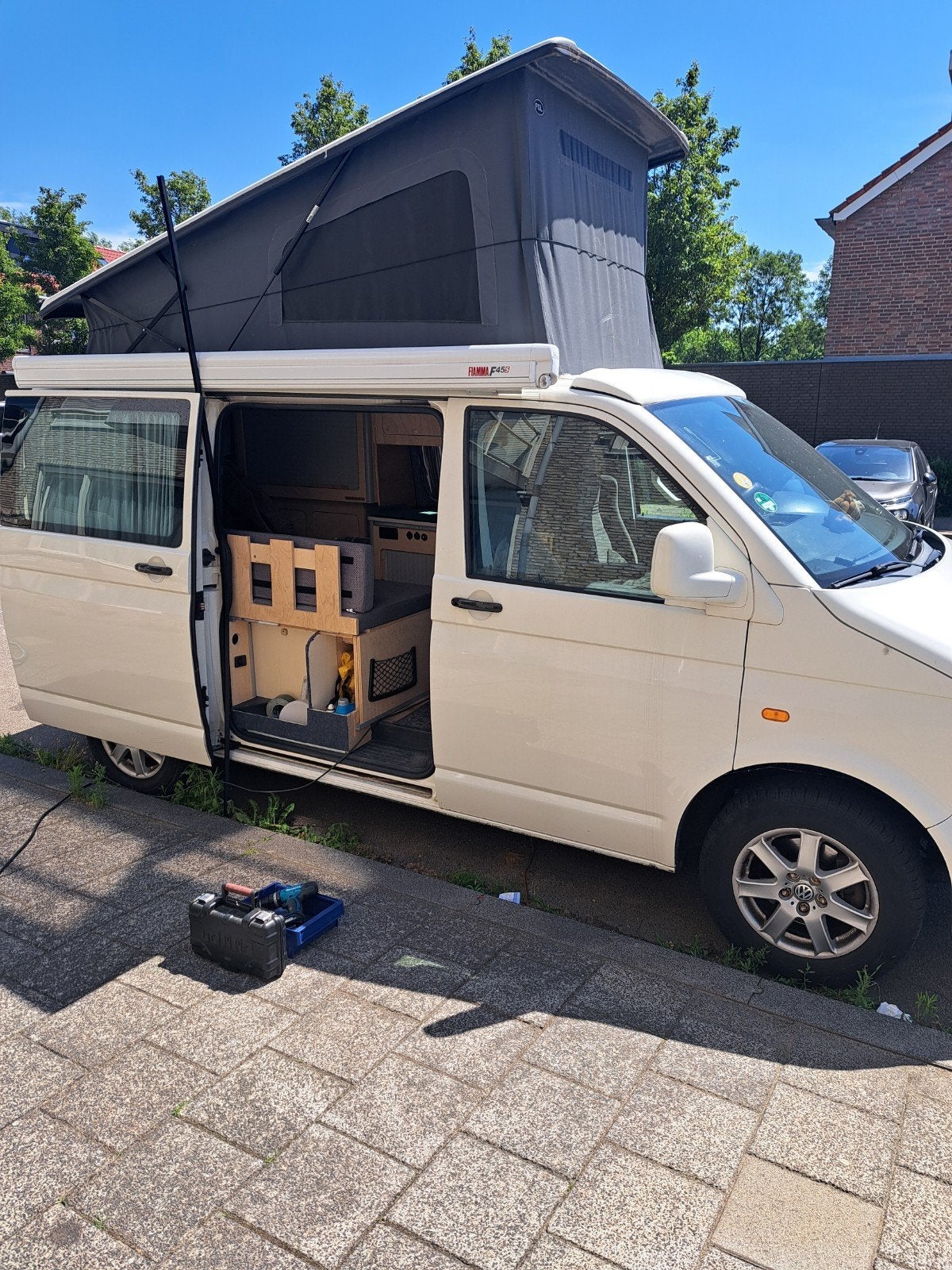 VW T5, zeer complete  buscamper (apk april 2027), Chemisch toilet, Buscamper of Camperbus, Brandblusser, Volkswagen