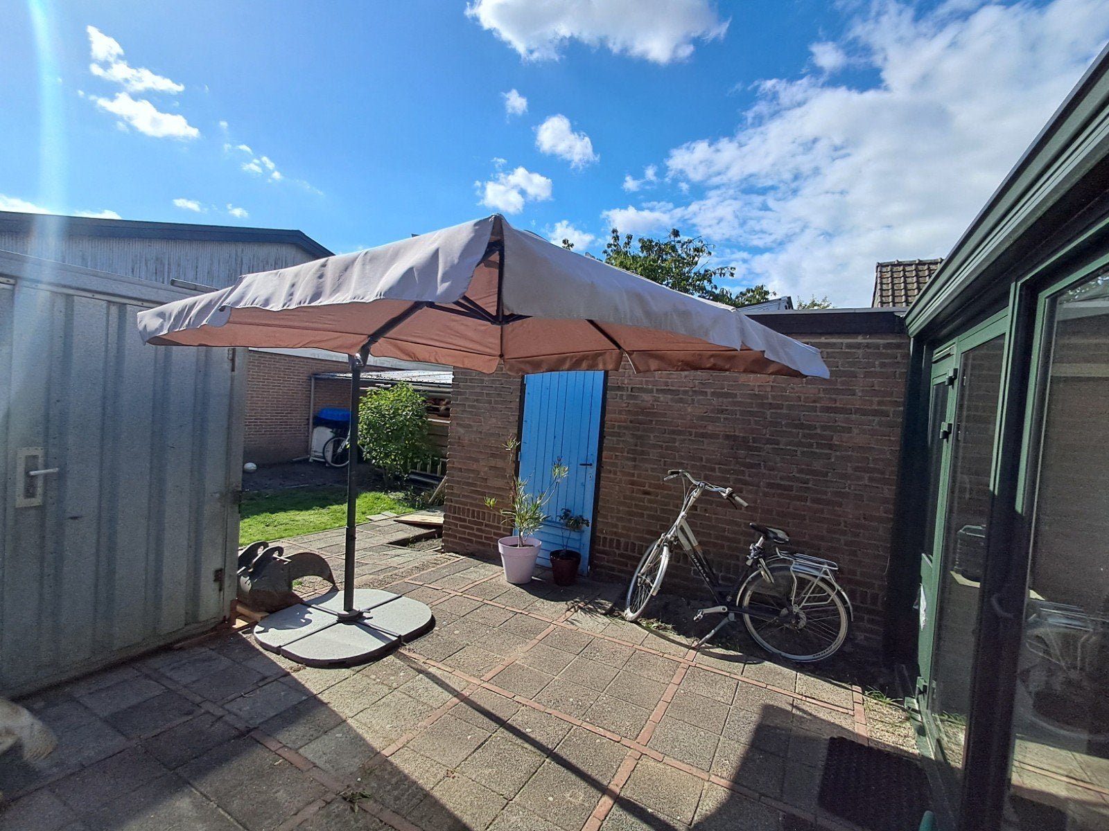 Zweefparasol met voet  gebruikt, heeft wat aandacht nodig., Ophalen, Kantelbaar, Gebruikt, 2 tot 3 meter